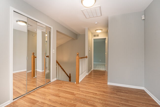 Foto del edificio - 5681 Pine Aires Dr