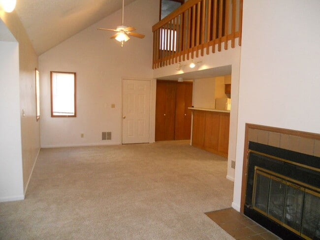 Building Photo - 2322 Hawthorn Dr