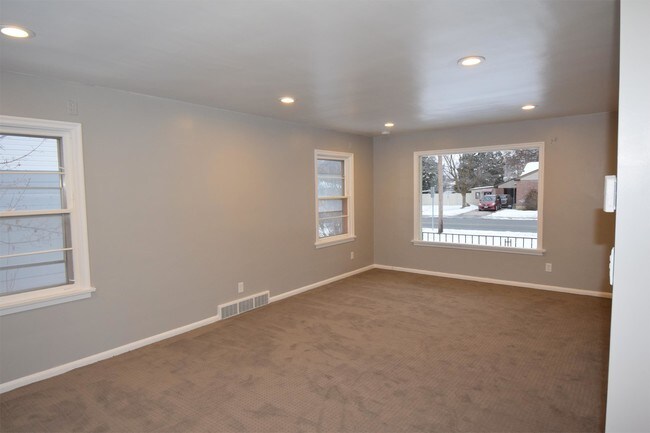 Building Photo - 520 S 600 E
