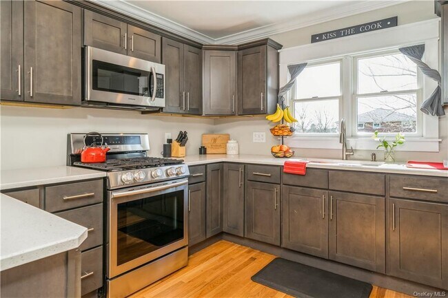 Building Photo - 27 Scanlon Ave