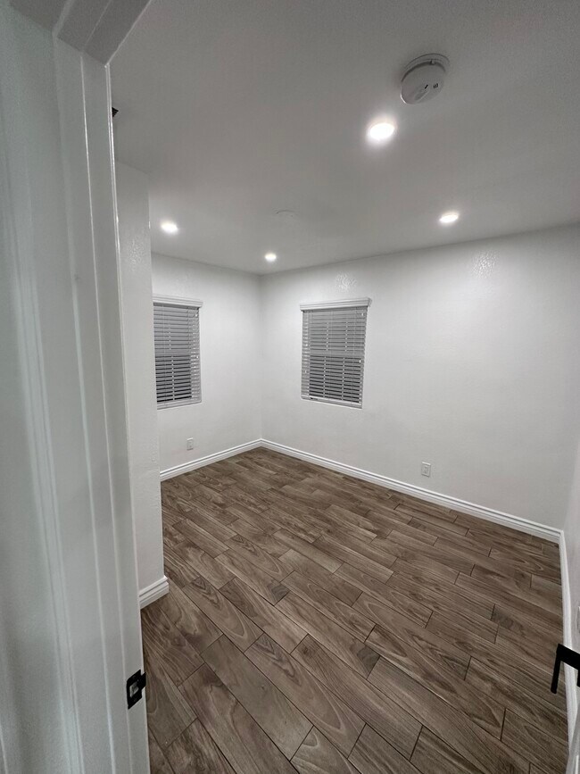 Foto del edificio - 4468 E 4th St