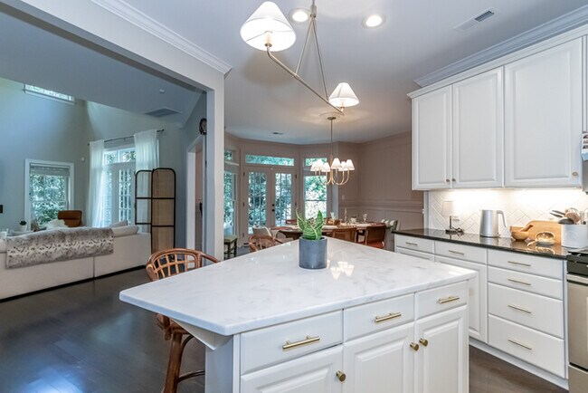 Building Photo - Fully furnished Dilworth home available im...