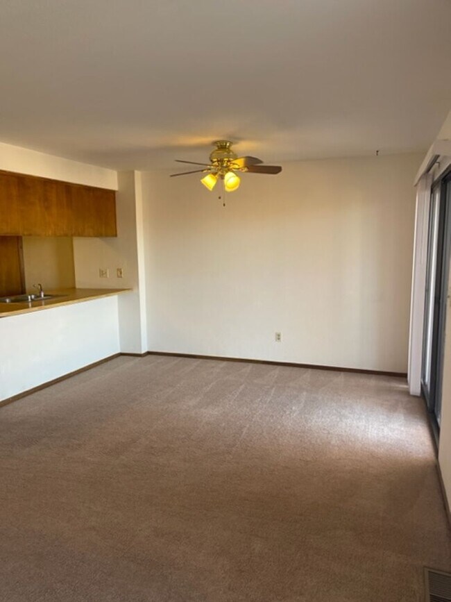 Foto del edificio - Redding townhome close to shopping with 1 car garage