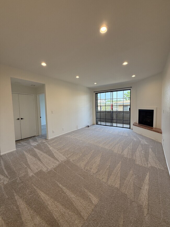Building Photo - 221 S Oak Knoll Ave