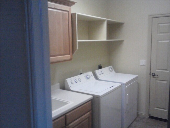 Building Photo - Beautiful home with RV pad