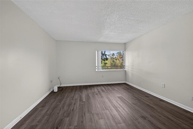 Foto del edificio - 711 N Pine Island Rd