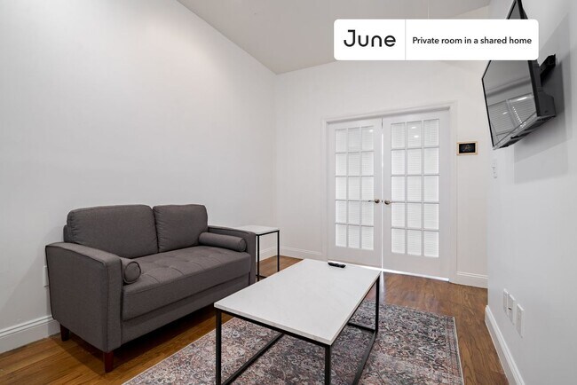 Foto del edificio - Private bedroom in 4 bed/1 bath Home