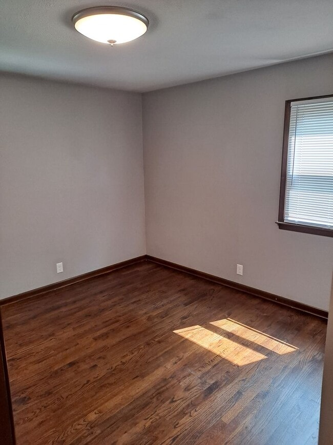 Building Photo - District 66 - 4/2/1 fenced backyard