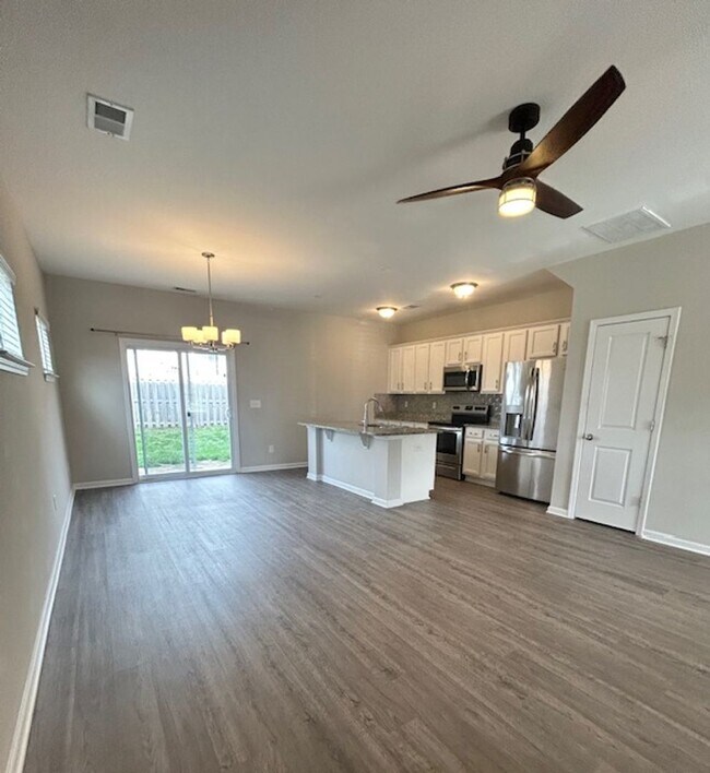 Foto del edificio - STYLISH & MODERN TOWNHOME IN HARBISON GROVE