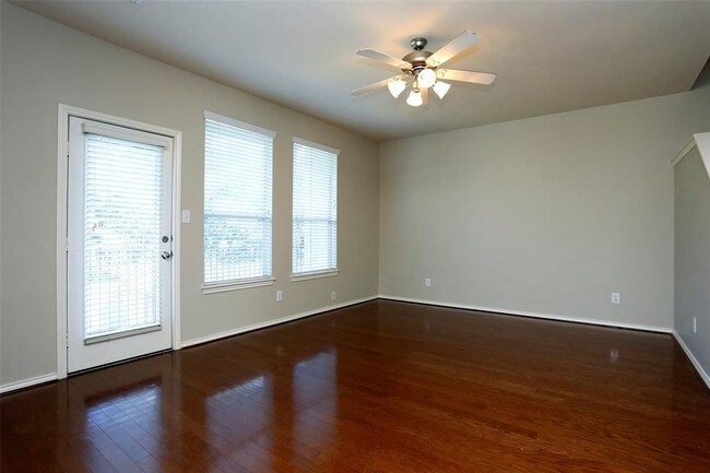Foto del edificio - 922 E Heights Hollow Ln