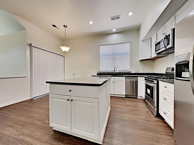 Building Photo - 115 N Apple Springs Cir