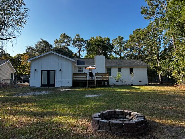 Foto del edificio - 1361 Forest Lake Dr