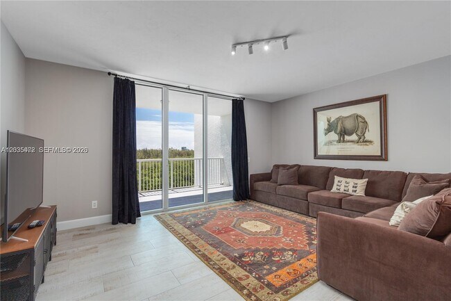 Foto del edificio - 14951 Royal Oaks Ln