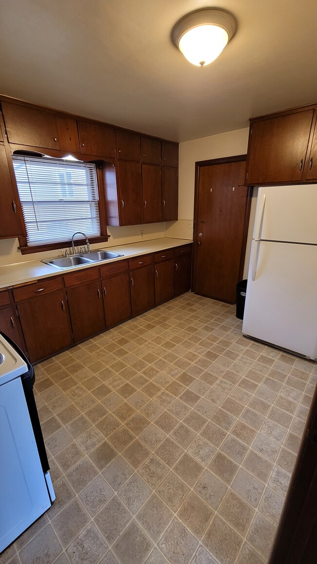 Kitchen - 128 E University St