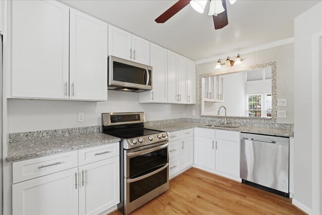 Building Photo - Welcome home to this beautifully updated and move-in-ready 3-bedroom, 3.5-bath townhouse