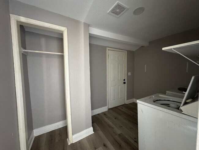 Foto del edificio - 6810 Bleker St