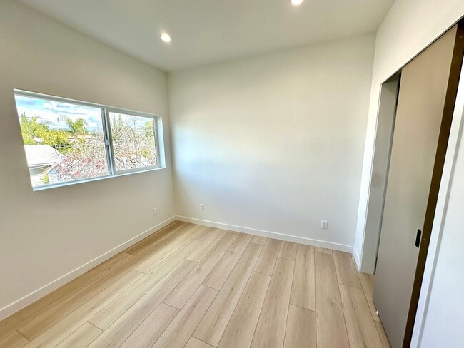 Foto del edificio - 6406 Riverton Ave