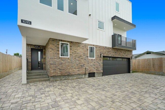 Foto del edificio - 5 Bedroom / 4 bathroom Fully Detached Townhouse in Echo Park with Private Garage