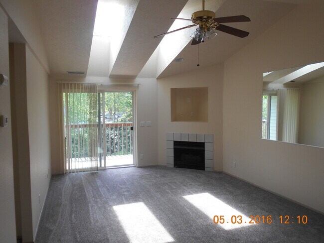Building Photo - Spacious 2BD Condo