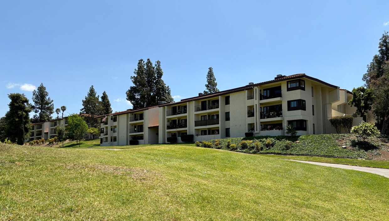 Foto principal - Scenic Golf Course View Condo | Vibrant 55...