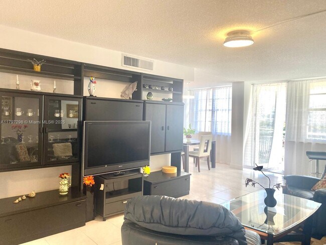Foto del edificio - 17021 N Bay Rd