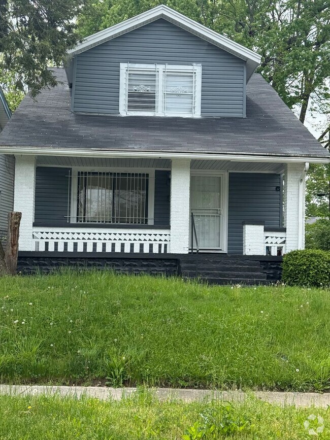 Building Photo - 909 Maplehurst Ave