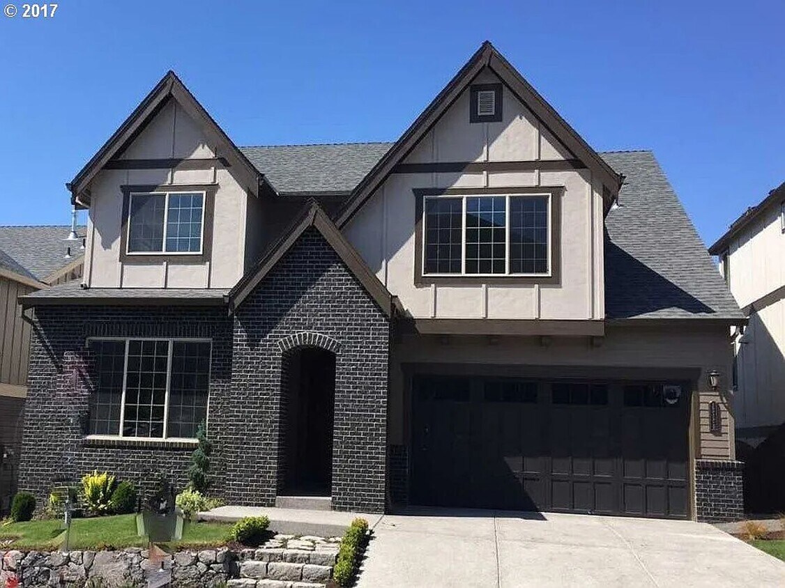 Foto principal - Beautiful 4-Bedroom Home with A/C, Firepla...