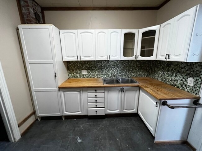 Building Photo - Three bedroom Pottstown Home with off stre...