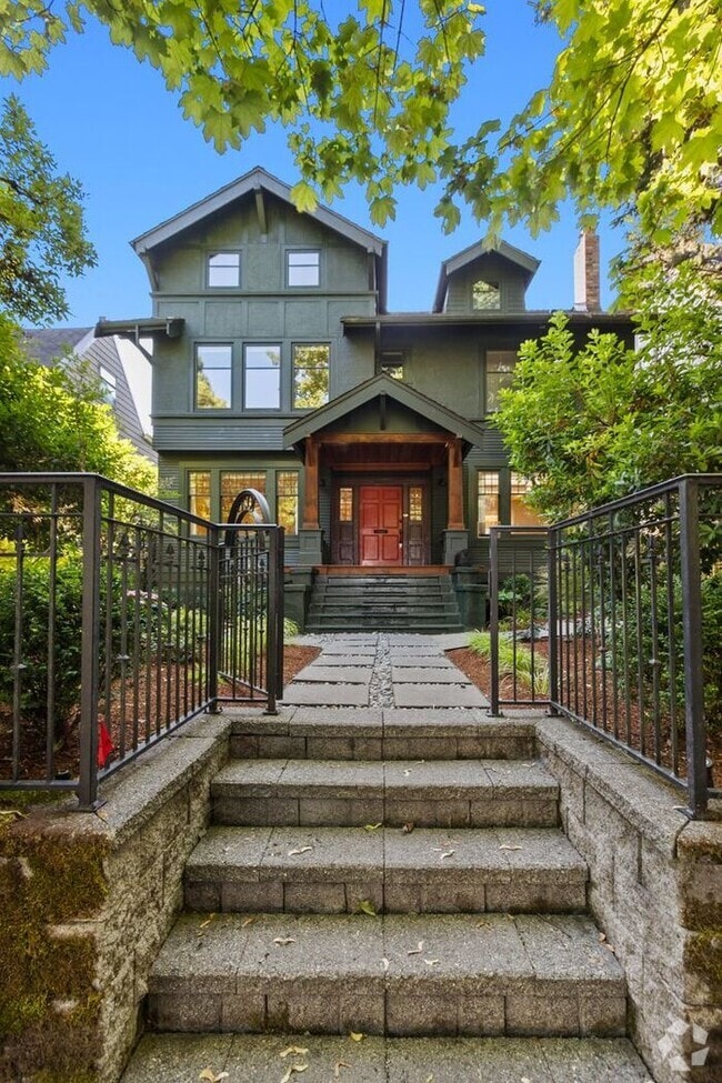 1020 15th Ave E