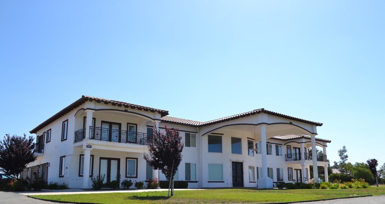 Beautiful 5 Acre home in Temecula Wine Country offering scenic views. - 41300 Berkswell Ln