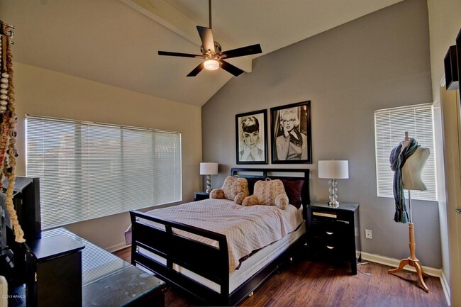 Foto del edificio - 1BR Condo with garage, Shea/96th, $1250