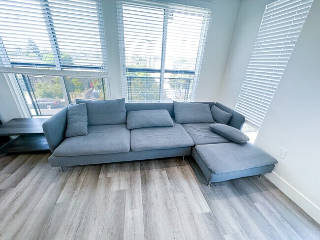 Foto del edificio - 1570 W 36th St
