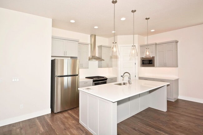 Building Photo - Centrally Located 3 Bedroom 2 Bathroom Home
