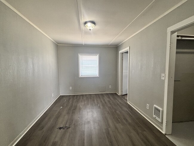 Building Photo - 5130 W Paradise Ln