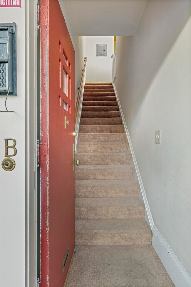 Building Photo - 223 Linda Ave