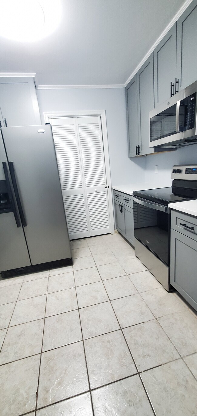 Kitchen - 6165 Old College Dr