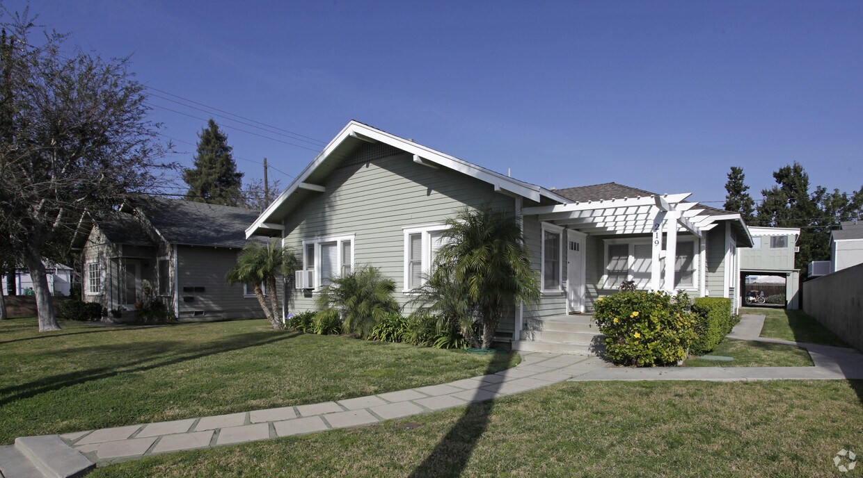 Primary Photo - 213-219 E Wilshire Ave
