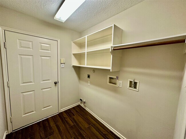 Foto del edificio - 5035 Chappel Hill Dr