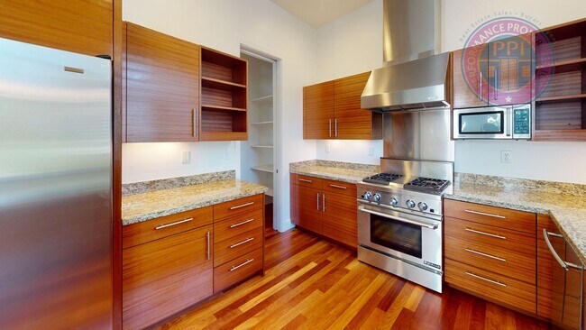 Foto del edificio - Riverfront Location, Luxury Townhome - End Corner Unit, Two En-Suites, Attached Garage