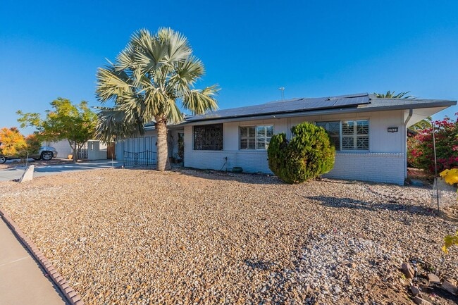 Building Photo - Loaded Sun City Home plus Solar!