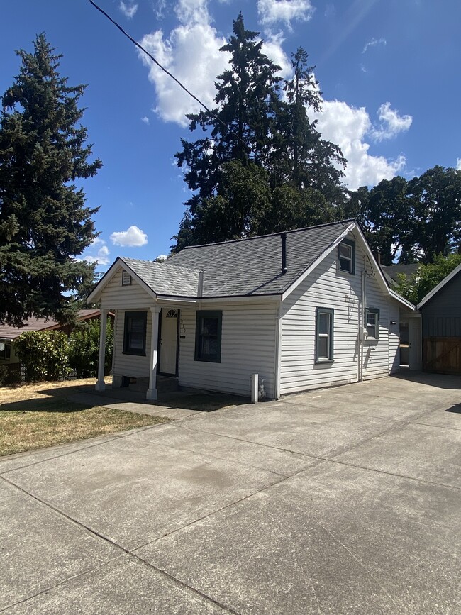 Building Photo - GR-0104