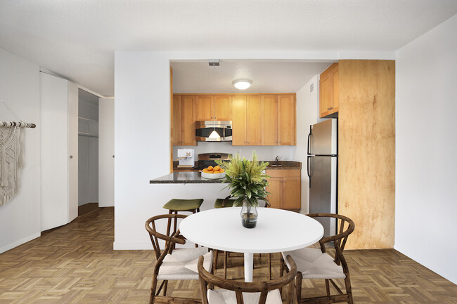 Estudio con cocina de madera de arce - Waterside