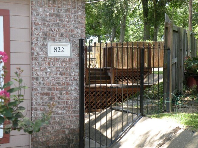 Foto del edificio - 822 Tangle Oaks Dr