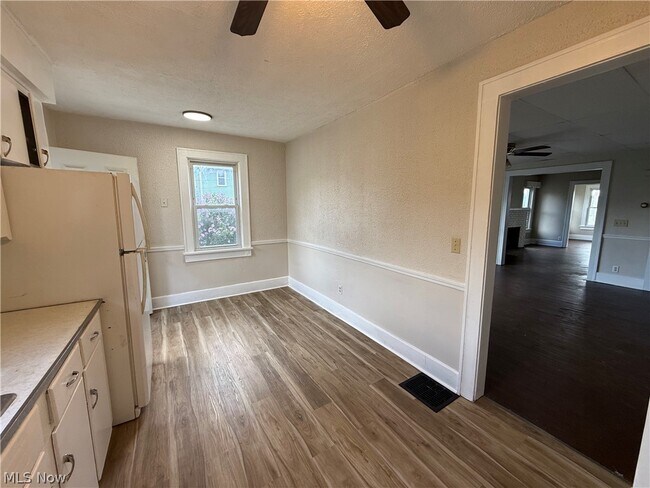 Foto del edificio - 301-303 Roslyn Ave NW