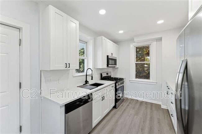 Building Photo - 233 E 19th Ave