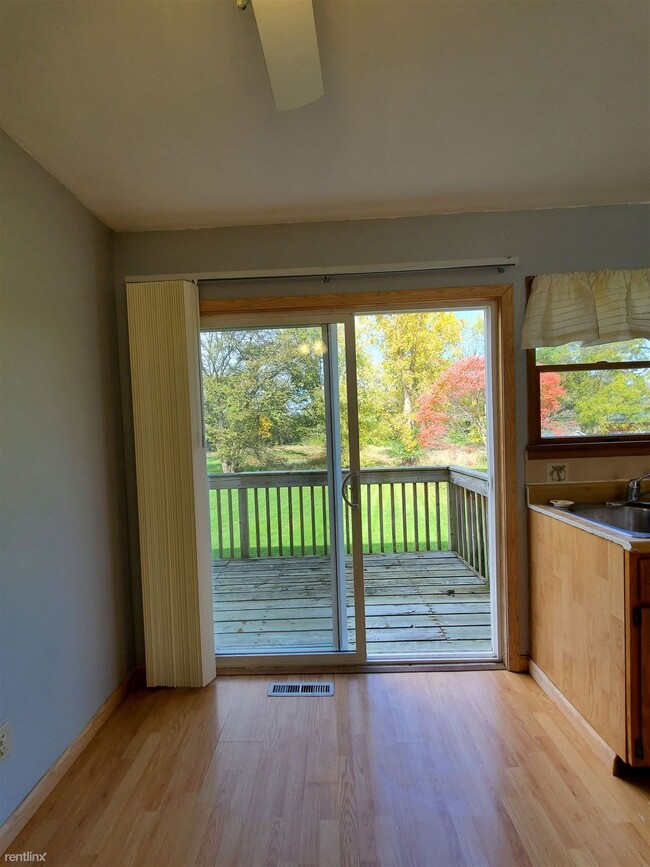 Building Photo - 2 br, 1.5 bath Duplex - 880 E Michigan Ave...
