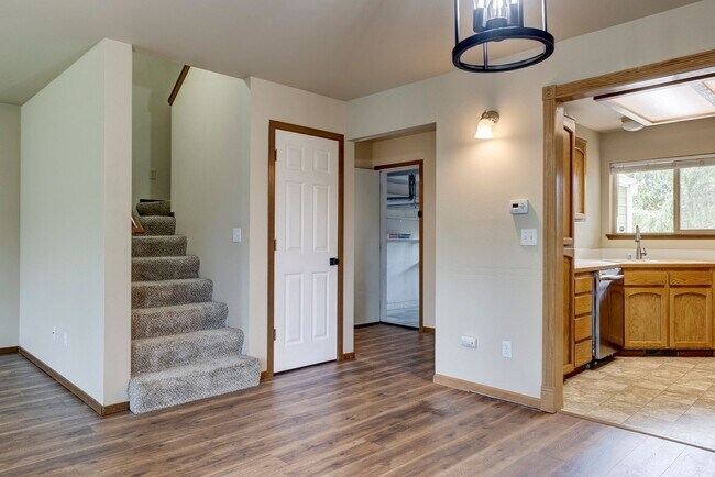 Foto del edificio - 3 Bedroom and 2.5 Bath End Unit Townhouse