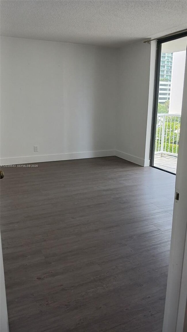Building Photo - 1440 Brickell Bay Dr