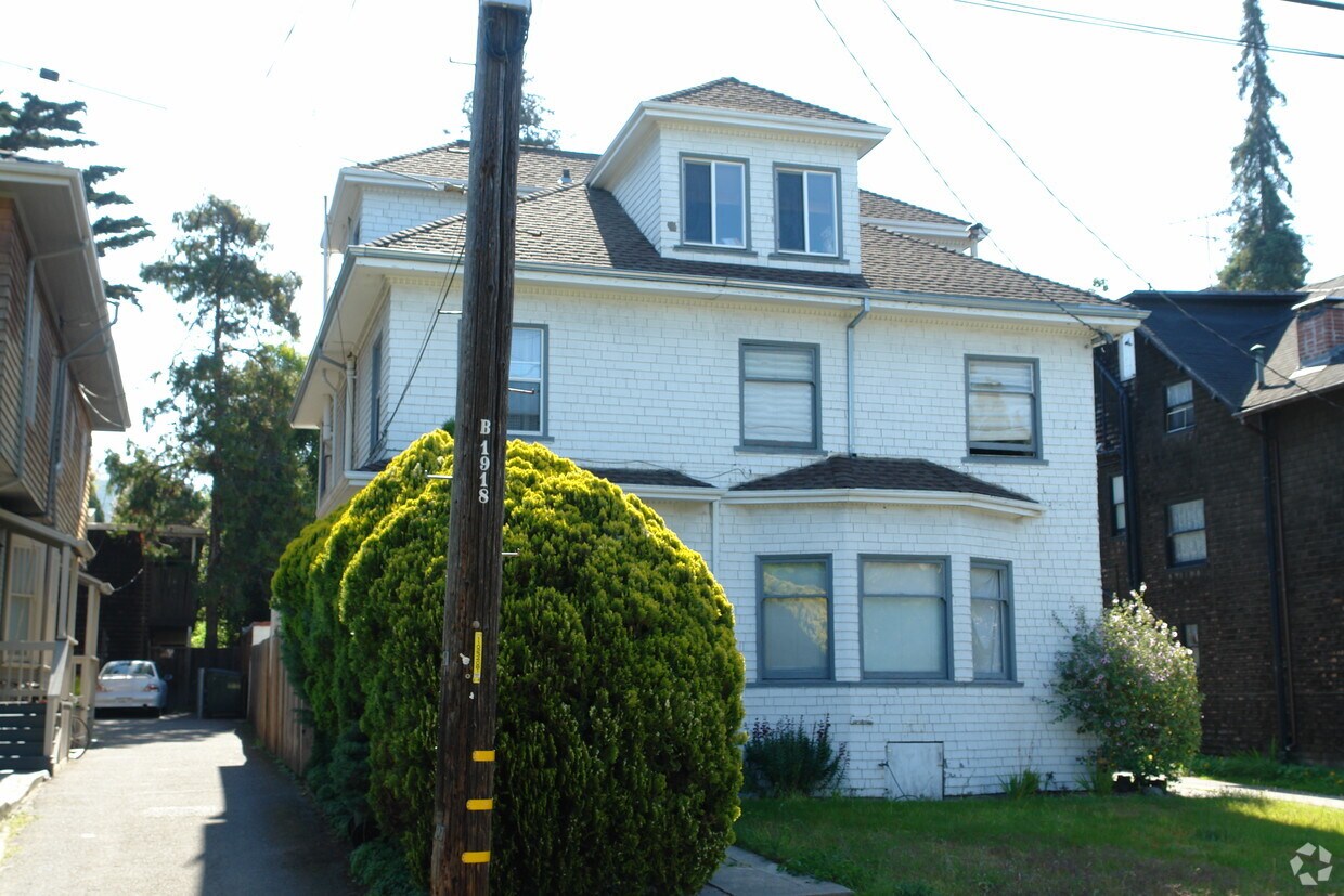 Building Photo - 2639 Hillegass Ave