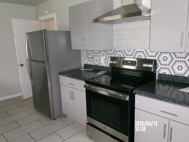 Foto del edificio - Modern 4-Bedroom Home